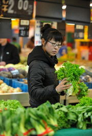 食用農(nóng)產(chǎn)品批發(fā)價(jià)格連續(xù)六周下降，市場供應(yīng)充足促消費(fèi)回暖